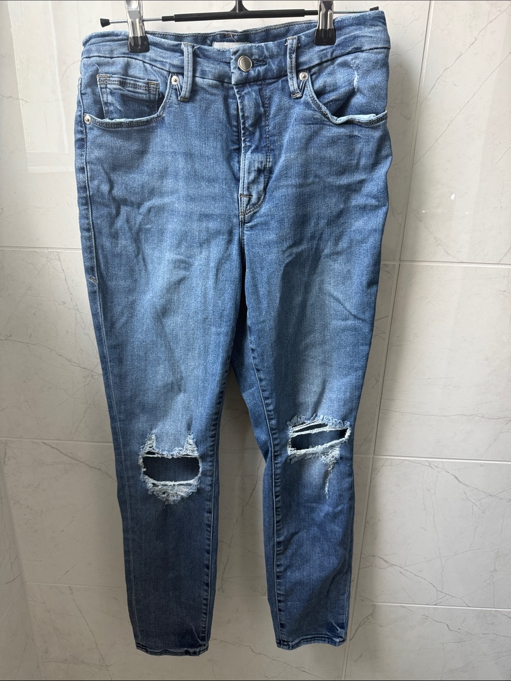 Good American Medium Blue Denim Jeans with Contrast Stitching